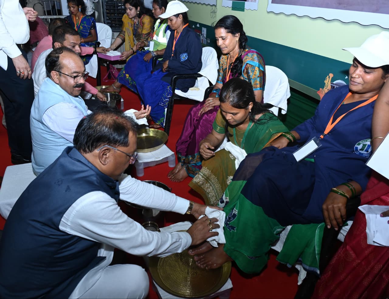 मुख्यमंत्री ने पैर पखारकर दिया सम्मान; भावुक हुईं स्वच्छता दीदियां